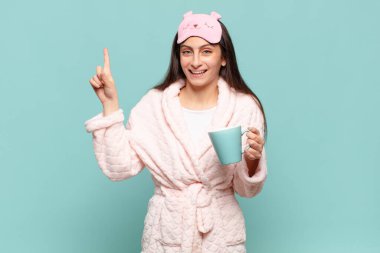 Genç ve güzel bir kadın bir fikri fark ettikten sonra mutlu ve heyecanlı bir dahi gibi hissediyor, neşeli bir şekilde parmağını kaldırıyor, eureka! Pijama giyip uyanmak