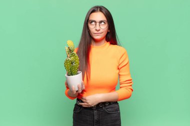 Genç, güzel bir kadın üzgün, üzgün ya da kızgın. Olumsuz bir tavırla yan yana bakıyor, anlaşmazlık içinde kaşlarını çatıyor. Kaktüs kavramı