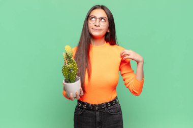 Genç ve güzel bir kadın kibirli, başarılı, pozitif ve gururlu görünüyor, kendini işaret ediyor. Kaktüs kavramı