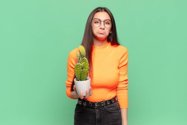 Genç, güzel bir kadın üzgün ve mızmızlanıyor. Mutsuz bir bakışı var. Olumsuz ve hayal kırıklığına uğramış bir tavırla ağlıyor. Kaktüs kavramı