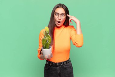 Genç, güzel bir kadın şaşırmış, ağzı açık, şok olmuş, yeni bir düşünce, fikir ya da konsept keşfediyor. Kaktüs kavramı