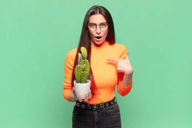 Şok olmuş ve ağzı açık, kendini gösteren genç ve güzel bir kadın. Kaktüs kavramı