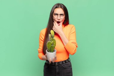Ağzı ve gözleri açık, eli çenesinde genç ve güzel bir kadın. Hoş olmayan bir şok geçiriyor. Ne diyor? Kaktüs kavramı