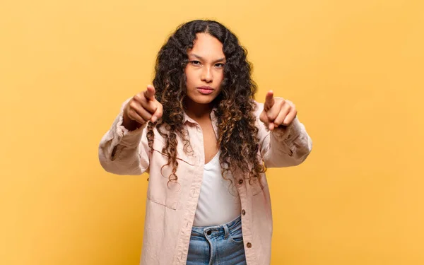 Junge Hispanische Frau Zeigt Mit Beiden Fingern Und Wütendem Gesichtsausdruck — Stockfoto
