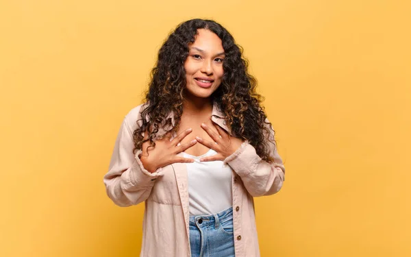 Joven Mujer Hispana Que Feliz Sorprendida Orgullosa Emocionada Apuntando Misma — Foto de Stock