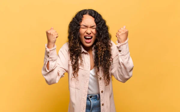 Junge Hispanische Frau Fühlt Sich Glücklich Überrascht Und Stolz Schreit — Stockfoto