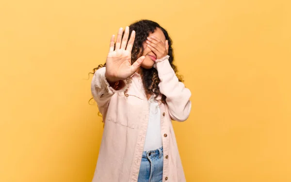 Mujer Hispana Joven Cubriendo Cara Con Mano Poniendo Otra Mano —  Fotos de Stock