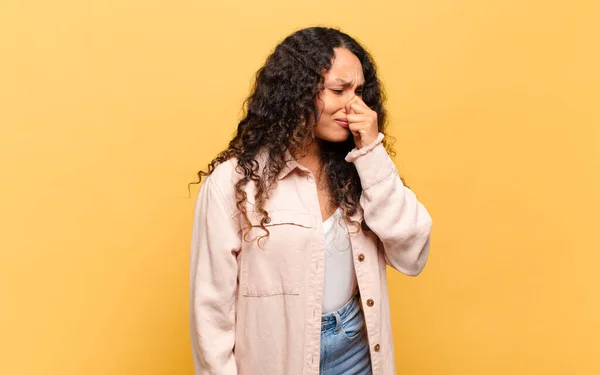 Junge Hispanische Frau Fühlt Sich Angewidert Und Hält Die Nase — Stockfoto