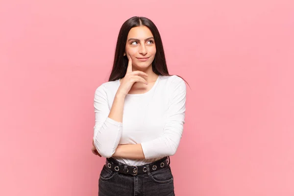 Jovem Mulher Bonita Sorrindo Feliz Sonhando Acordado Duvidar Olhando Para — Fotografia de Stock