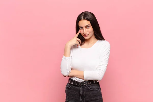 Jonge Mooie Vrouw Houden Een Oogje Niet Vertrouwen Kijken Alert — Stockfoto