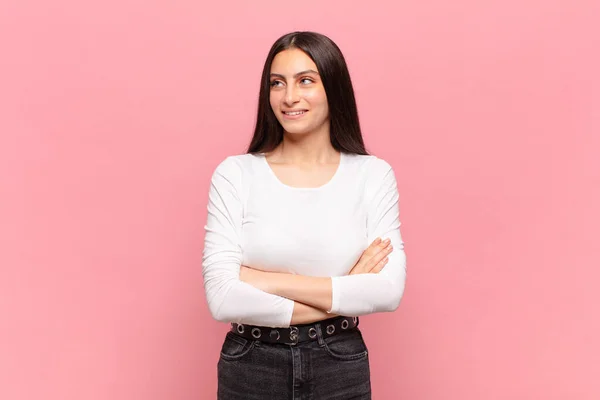 Ung Vacker Kvinna Känner Sig Glad Stolt Och Hoppfull Undrar — Stockfoto