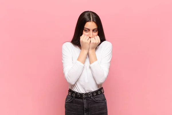 Jovem Bonita Mulher Olhando Preocupado Ansioso Estressado Com Medo Unhas — Fotografia de Stock