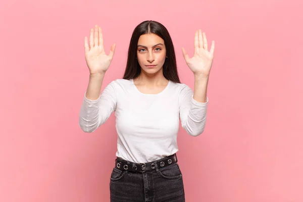 Junge Hübsche Frau Die Ernst Unglücklich Wütend Und Unzufrieden Aussieht — Stockfoto