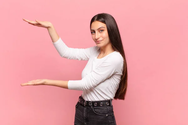 Jovem Mulher Bonita Sorrindo Sentindo Feliz Positiva Satisfeita Segurando Mostrando — Fotografia de Stock