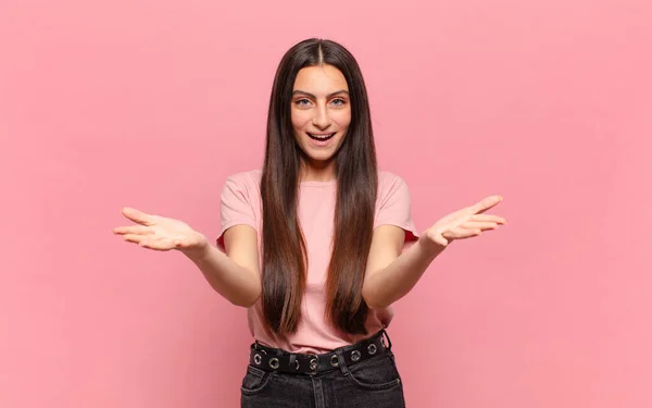 Joven Bonita Mujer Sonriendo Alegremente Dando Cálido Amistoso Cariñoso Abrazo —  Fotos de Stock