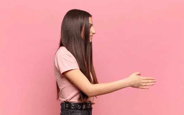 Jovem Bonita Mulher Sorrindo Cumprimentando Você Oferecendo Aperto Mão Para — Fotografia de Stock