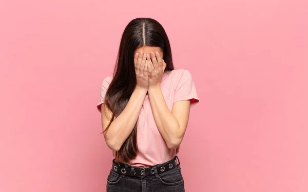 Jovem Bonita Mulher Sentindo Triste Frustrado Nervoso Deprimido Cobrindo Rosto — Fotografia de Stock