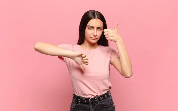 Jovem Mulher Bonita Sentindo Confuso Sem Noção Inseguro Ponderando Bom — Fotografia de Stock