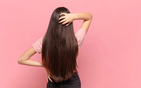 Jovem Mulher Bonita Pensar Duvidar Coçar Cabeça Sentindo Intrigado Confuso — Fotografia de Stock