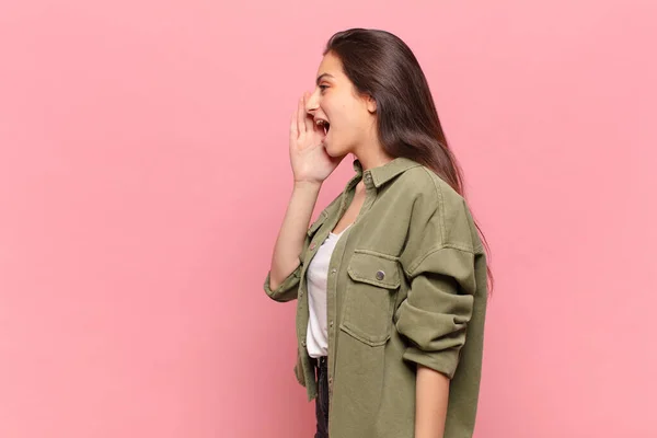 Jovem Bonita Vista Perfil Mulher Olhando Feliz Animado Gritando Chamando — Fotografia de Stock