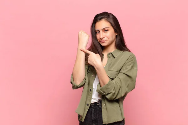 Jonge Mooie Vrouw Kijken Ongeduldig Boos Wijzen Wacht Vragen Stiptheid — Stockfoto