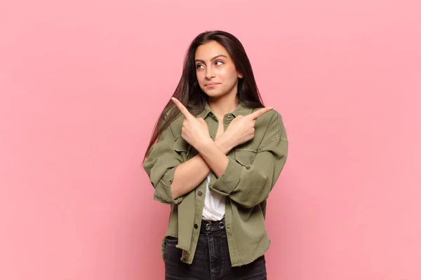 Jovem Bonita Mulher Olhando Confuso Confuso Inseguro Apontando Direções Opostas — Fotografia de Stock