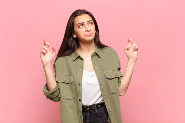 Jovem Mulher Bonita Cruzando Dedos Ansiosamente Esperando Boa Sorte Com — Fotografia de Stock