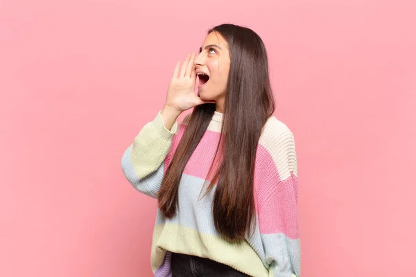 Jovem Mulher Bonita Gritando Alto Irritado Para Copiar Espaço Lado — Fotografia de Stock