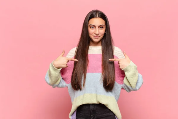 Jong Mooi Vrouw Zoek Trots Positief Casual Wijzen Naar Borst — Stockfoto