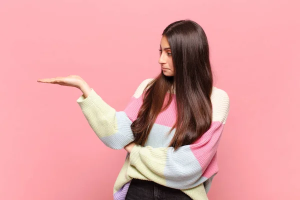 Jovem Mulher Bonita Sentindo Feliz Sorrindo Casualmente Olhando Para Objeto — Fotografia de Stock