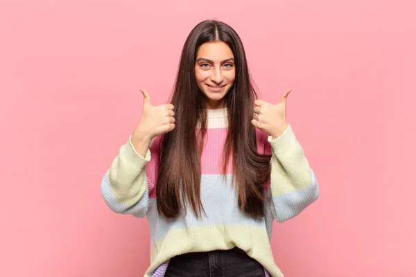 Jonge Mooie Vrouw Glimlachen Breed Zoek Gelukkig Positief Zelfverzekerd Succesvol — Stockfoto