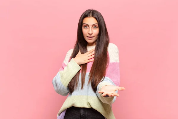 Jovem Mulher Bonita Sentindo Feliz Apaixonada Sorrindo Com Uma Mão — Fotografia de Stock