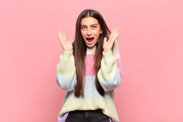 Jonge Mooie Vrouw Voelen Geschokt Opgewonden Lachen Verbaasd Gelukkig Vanwege — Stockfoto