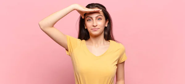 Jeune Jolie Femme Saluant Caméra Avec Salut Militaire Dans Acte — Photo