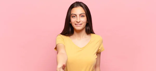 Jovem Mulher Bonita Sorrindo Olhando Feliz Confiante Amigável Oferecendo Aperto — Fotografia de Stock