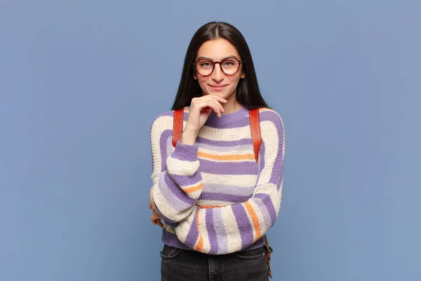 Jovem Bonita Mulher Olhando Feliz Sorrindo Com Mão Queixo Perguntando — Fotografia de Stock