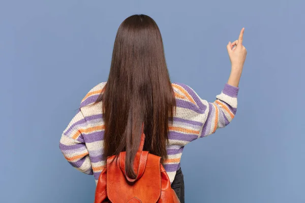 Ung Vacker Kvinna Står Och Pekar Objekt Kopieringsutrymme Bakre Studentbegreppet — Stockfoto