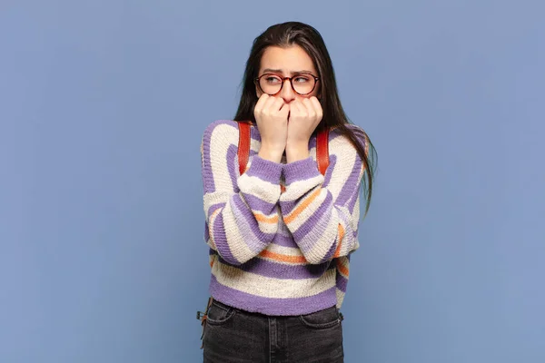 Jovem Bonita Mulher Olhando Preocupado Ansioso Estressado Com Medo Mordendo — Fotografia de Stock