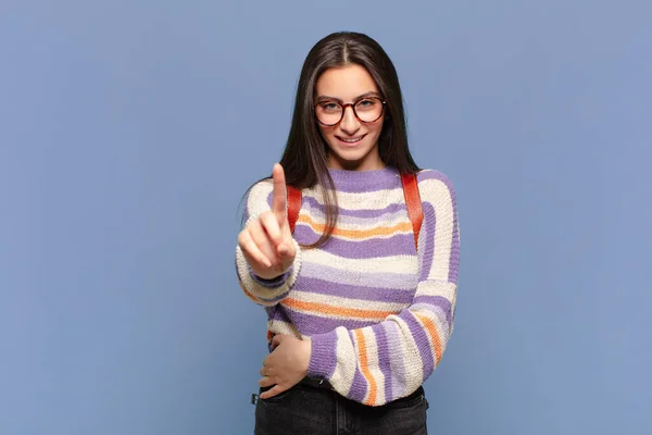 Die Junge Hübsche Frau Lächelt Stolz Und Selbstbewusst Und Posiert — Stockfoto