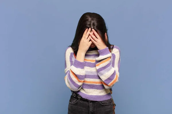 Fiatal Csinos Szomorúnak Frusztráltnak Idegesnek Depressziósnak Érzi Magát Mindkét Kezével — Stock Fotó