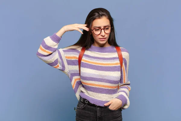 Jonge Mooie Vrouw Voelt Zich Verward Verbaasd Tonen Dat Gek — Stockfoto