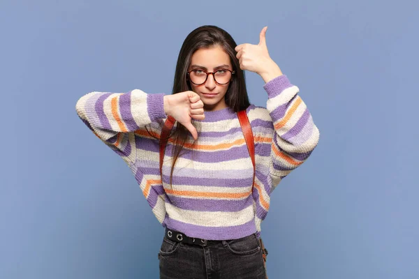 Giovane Bella Donna Sente Confuso Incerto Incerto Ponderando Bene Male — Foto Stock