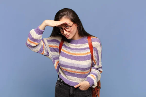 Young Pretty Woman Looking Bewildered Astonished Hand Forehead Looking Far — Stock Photo, Image