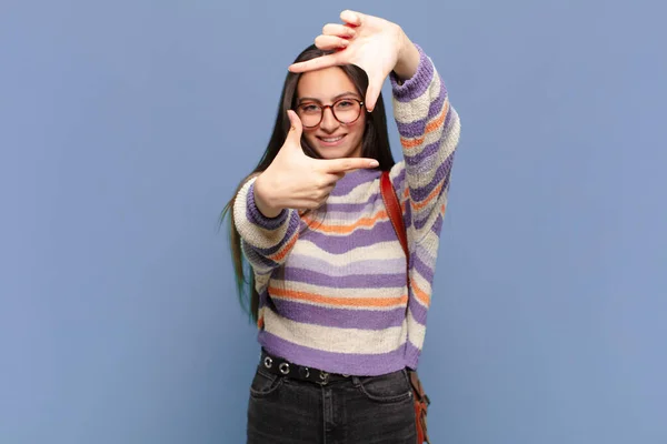 Jovem Mulher Bonita Sentindo Feliz Amigável Positivo Sorrindo Fazendo Retrato — Fotografia de Stock