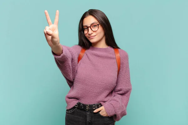 Jeune Jolie Femme Souriante Amicale Montrant Numéro Deux Deuxième Avec — Photo