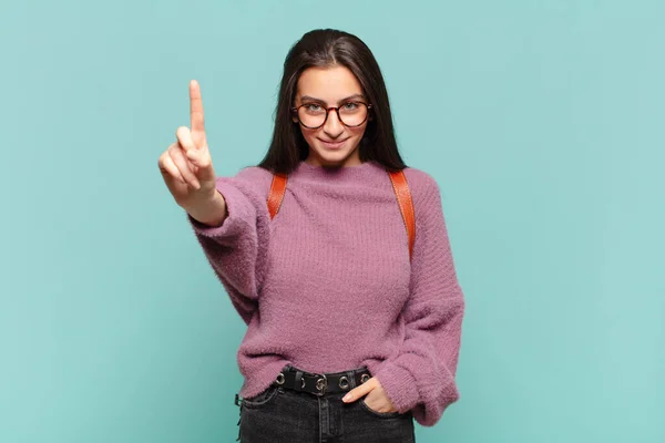 Ung Vacker Kvinna Ler Och Ser Vänlig Visar Nummer Ett — Stockfoto