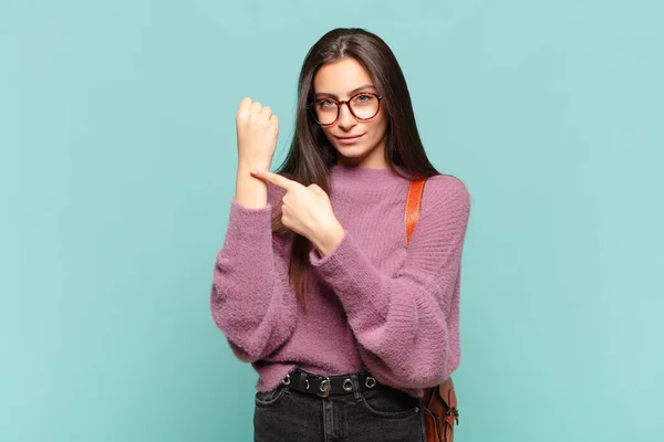 Jeune Jolie Femme Regardant Impatiente Colère Pointant Doigt Montre Demandant — Photo