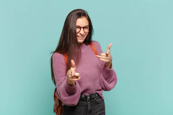 Jovem Mulher Bonita Sentindo Feliz Legal Satisfeito Relaxado Bem Sucedido — Fotografia de Stock