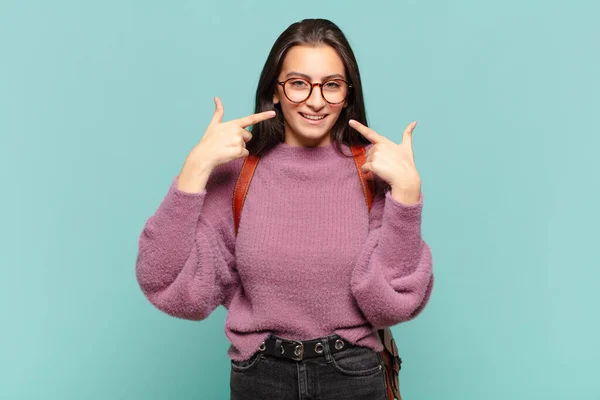 Jovem Mulher Bonita Sorrindo Confiantemente Apontando Para Próprio Sorriso Largo — Fotografia de Stock