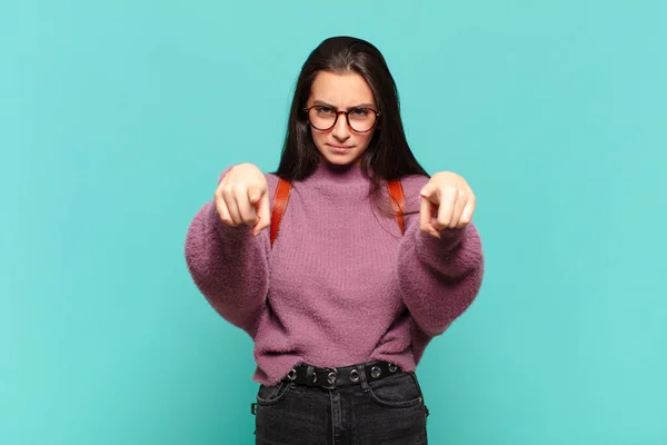 Ung Vacker Kvinna Pekar Framåt Framför Kameran Med Båda Fingrarna — Stockfoto